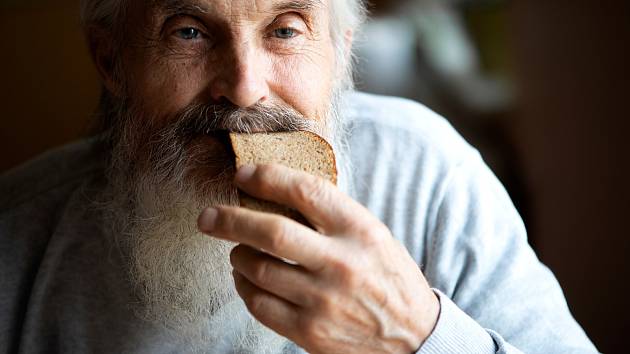 Jak nejlépe využít starý chleba? Nemusíte jej chroupat, ani vyhazovat. Dají se z něj vykouzlit kulinářské dobroty