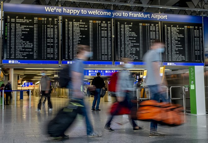 Cestující na letišti ve Frankfurtu