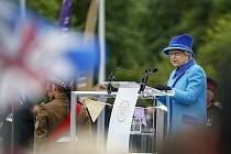 V posledních letech je královna Alžběta II. známa svými barevnými kostýmy a ladícími klobouky.