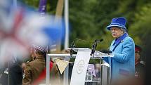 Královna Alžběta II. byla známa svými barevnými kostýmy a ladícími klobouky