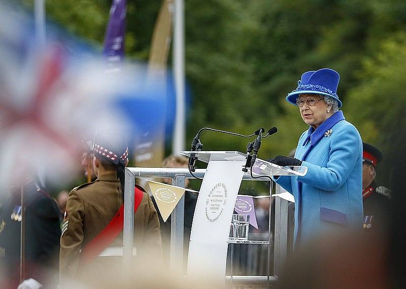 Královna Alžběta II. byla známa svými barevnými kostýmy a ladícími klobouky