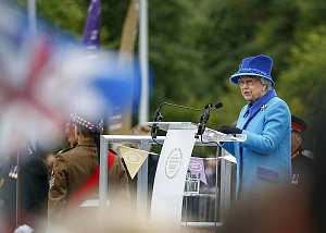 V posledních letech je královna Alžběta II. známa svými barevnými kostýmy a ladícími klobouky.