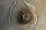 Satelitní složený snímek hory Olympus Mons na Marsu, nejvyšší známé hory ve sluneční soustavě. Jde o štítovou sopku s několikanásobnou kalderou