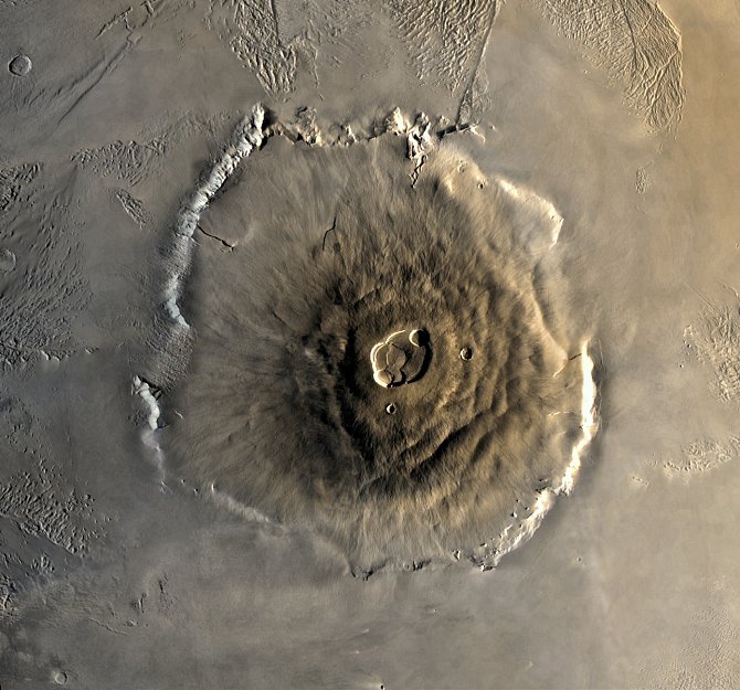 Satelitní složený snímek hory Olympus Mons na Marsu, nejvyšší známé hory ve sluneční soustavě. Jde o štítovou sopku s několikanásobnou kalderou