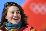 Eva Samková se raduje z bronzové medaile ve snowboardcrossu.