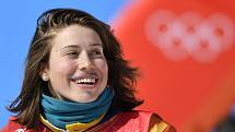 Eva Samková se raduje z bronzové medaile ve snowboardcrossu.