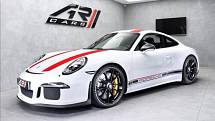 Porsche 911 R, cena 13 890 000 Kč. Dostáváme s k lize výjimečných. Jak jinak byste totiž nazvali sběratelsky ceněnou 911 R z omezené série pouhých 991 kusů? Abychom pravdu řekli, divíme se, že ostravský prodejce AR Cars za ni nechce více.