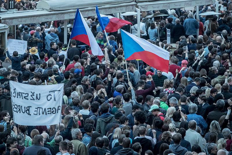 Tisíce lidí protestovaly 9. dubna na pražském Václavském náměstí proti premiérovi Andreji Babišovi.