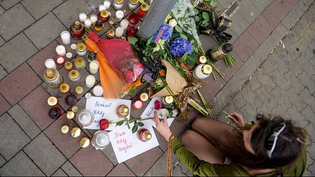 Lidé vzpomínají na oběti útoku v centru Bratislavy