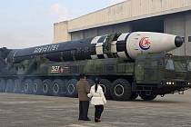 Kim Čong-un přivedl na zkoušku balistické rakety svoji dceru