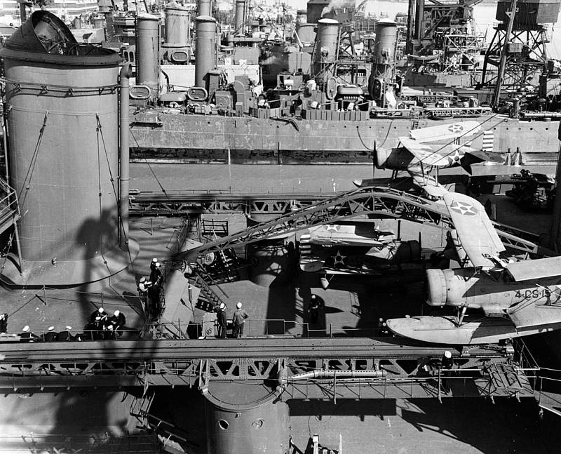Detailní pohled na palubu Indianapolisu z 19. dubna 1942. Po generální opravě loď kotvila v přístavu na ostrově Mare. Za povšimnutí stojí přední komín i letadla na palubě