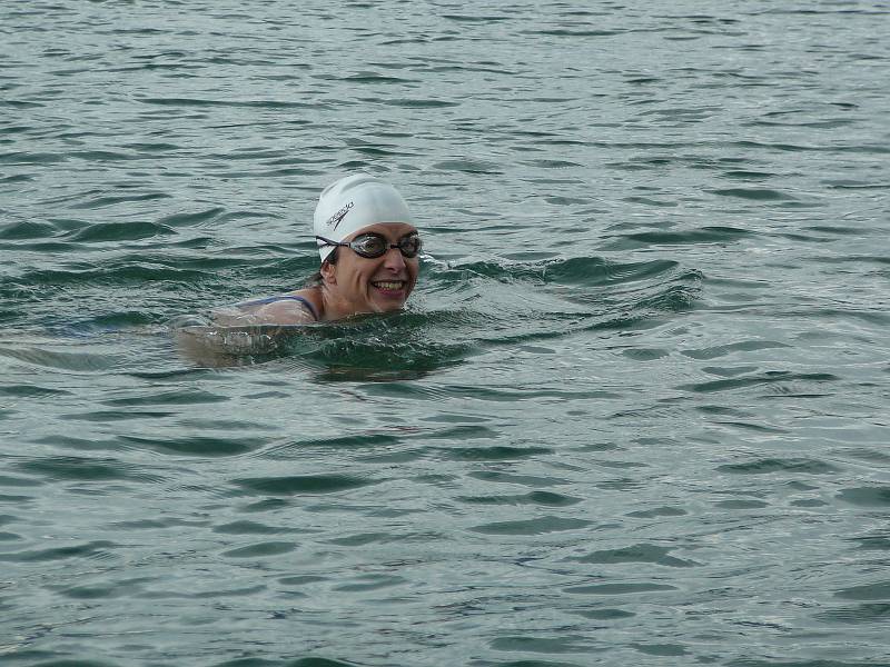 Abhejali Bernardová plave v jezeře ve švýcarském Curychu.