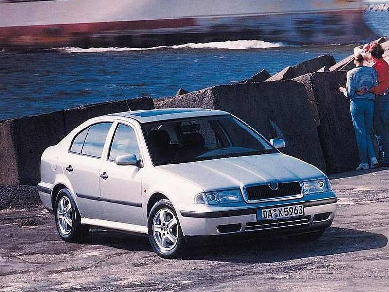 První generace Škody Octavia se začala vyrábět v roce 1996.