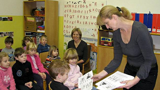 Děti ze školky si v Jungmannově základní škole v Berouně vyzkoušely, jaké je to zasednout do lavic a učit se psaní a počítání