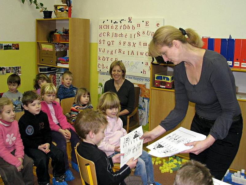 Děti ze školky si v Jungmannově základní škole v Berouně vyzkoušely, jaké je to zasednout do lavic a učit se psaní a počítání