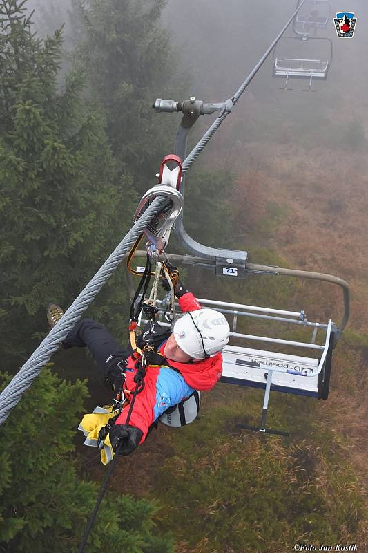 Nácvik evakuace turistů z lanovky na Ještědu.