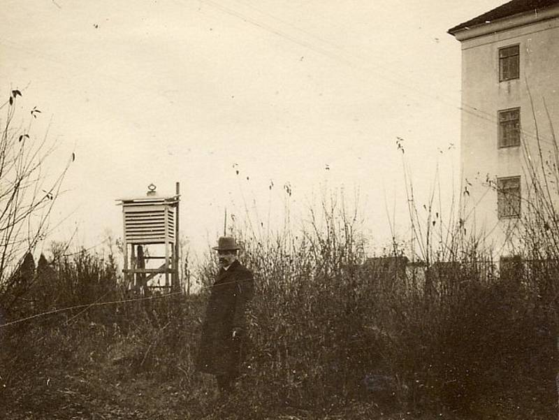 Jaroslav Maňák v meteorologické stanici, kterou sám zřídil u Stecherova mlýna.