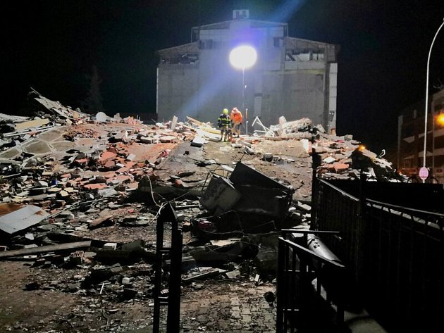 Zemětřesení v Turecku: Čeští hasiči prohledávají sutiny, vytáhli dva mrtvé