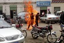 Dva Tibeťané se ve středu zapálili v západočínské provincii Čching-chaj.