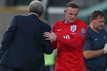 Kanonýr Anglie Wayne Rooney (vpravo) vstřelil 49. reprezentační gól a vyrovnal rekord Bobbyho Charltona.