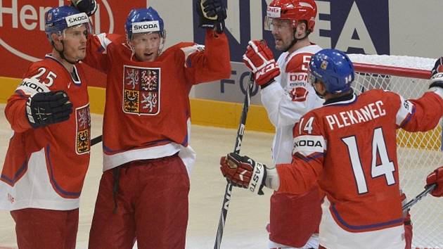 Čeští hokejisté (zleva) Lukáš Krajíček, Aleš Hemský a Tomáš Plekanec se radují z gólu proti Dánsku na mistrovství světa.