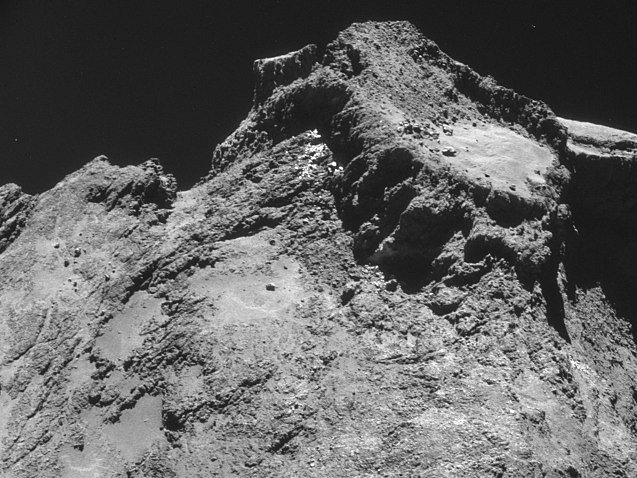 Povrch komety na snímku sondy Rosetta, snímaný z výšky 10 kilometrů.