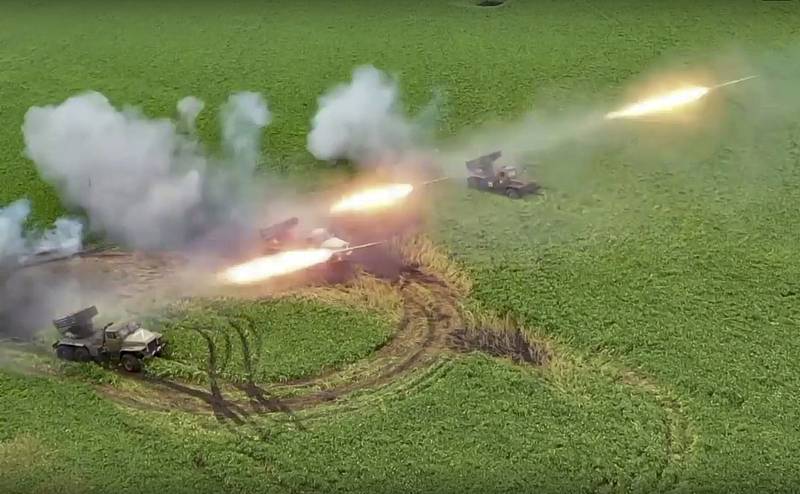 Na snímku ruského ministerstva obrany z 8. srpna 2022 útočí několik raketometů BM-21 Grad ruské armády na ukrajinské jednotky na neznámém místě.