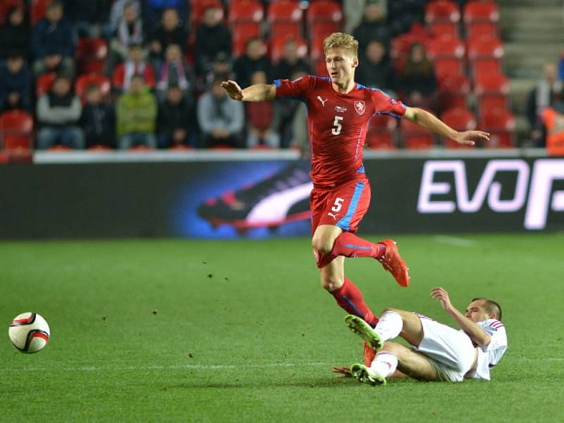 Václav Procházka (vlevo) proti Lotyšsku.