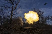 Ukrajinští vojáci střílí u Bachmutu ze samohybné houfnice směrem k ruským pozicím, 10. března 2023