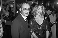 Americký scenárista a jeden z herců Miloše Formana Buck Henry a Teri Garrová 15. prosince 1977 v New Yorku. Henry zemřel 8. ledna 2020 ve věku 89 let