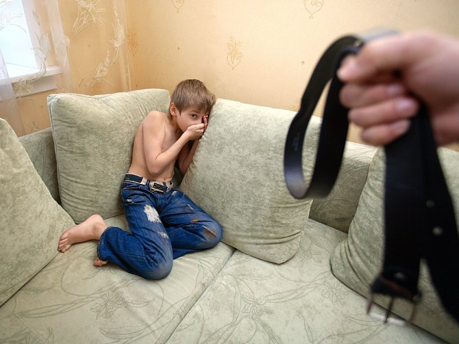 Ačkoliv 87 procent rodičů uvedlo, že by se chtělo fyzického trestání dětí vyvarovat, daří se to pouze necelé polovině z nich. Ilustrační snímek
