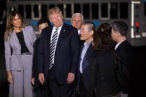 Donald Trump s manželkou Melanií vítá propuštěné vězně