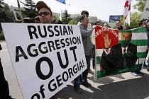 Proti „ruské agresi“ protestovalo před ruským velvyslanectvím v Tbilisi několik desítek Gruzínců. 