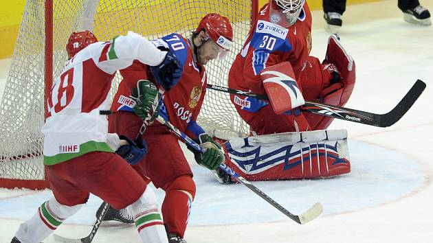 Obránce Ruska Oleg Tverdovskij se snaží překazit gólovou akci běloruského reprezentanta. 