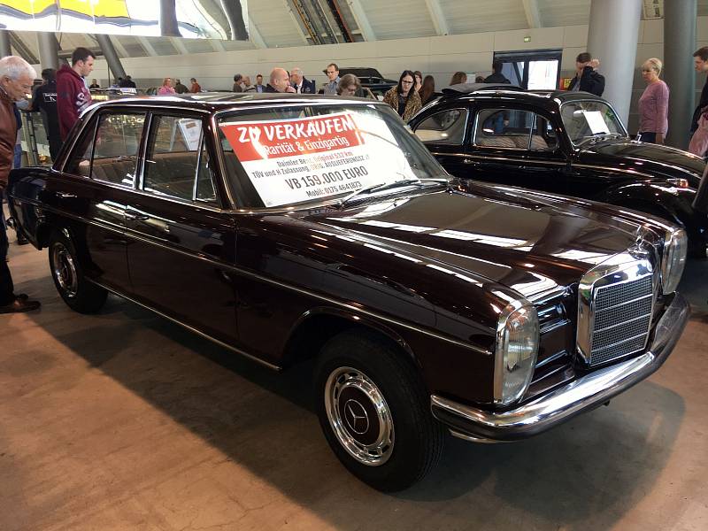 Úplně nový Mercedes-Benz W114 s 532 kilometry byl hodně působivý, nicméně pochybujeme, že se prodá za cenu 160 tisíc eur, tedy přes 4 miliony korun.