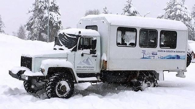 Tohle je auto, co jezdí do střediska vždy jako první. Auto vlekařů také dost často zasahuje ve chvíli, kdy někdo zablokuje jednou příjezdovou cestu, což se stává poměrně často.