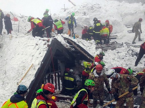 Záchranné práce u hotelu Rigopiano, který zavalila lavina.