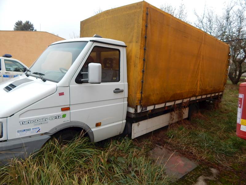 Nejstarším vozem v nabídce je Iveco za 29 350 Kč. Je totiž z roku 1994. Prý nebrzdí a najelo 138 000 kilometrů