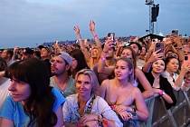 Publikum na vystoupení americké skupiny Maroon 5 na festivalu Prague Rocks v pražských Letňanech