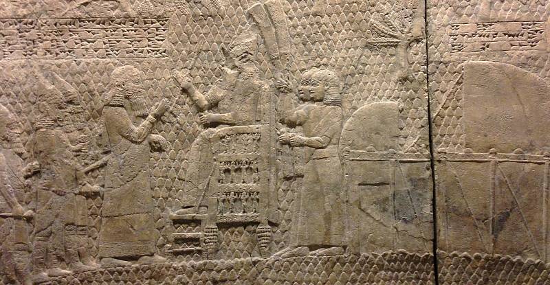 Jediný nápis, který identifikuje místo vyobrazené na reliéfech, zní: „Sinacherib, mocný král, panovník země asyrské, sedící na trůnu soudu před (nebo u vstupu) do města Lachiš"