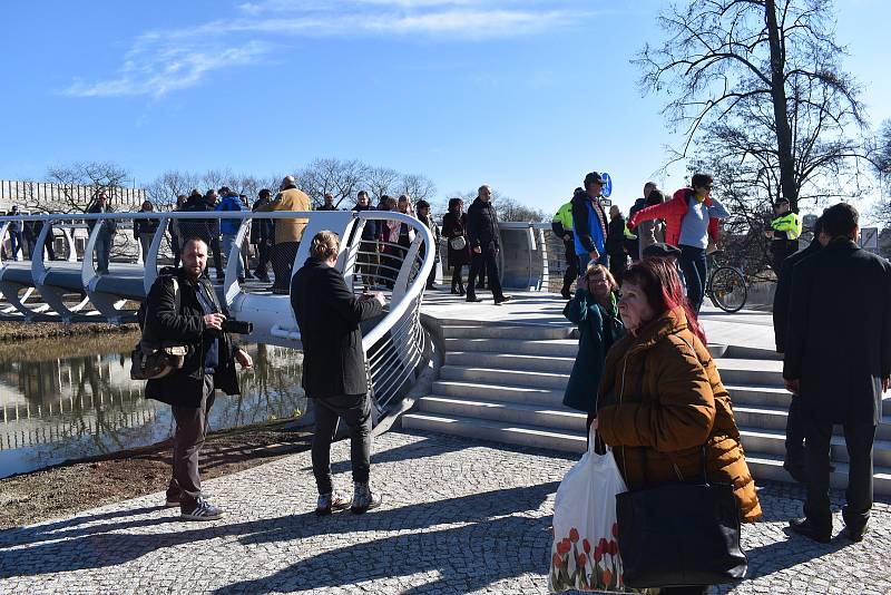 Lávka u hradeckého Aldisu je otevřená. Stavba trvala rok a půl a město za ni zaplatí 175 milionů