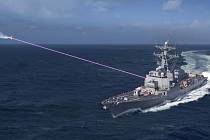 Umělecká představa fungování laserového děla HELIOS na palubě amerického torpédoborce.