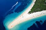 Letecký pohled na pláž Zlatni rat v Chorvatsku