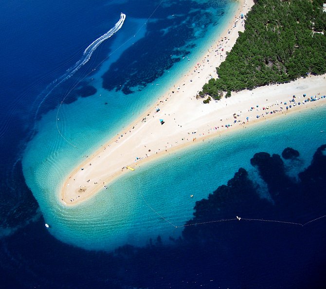 Letecký pohled na pláž Zlatni rat v Chorvatsku.