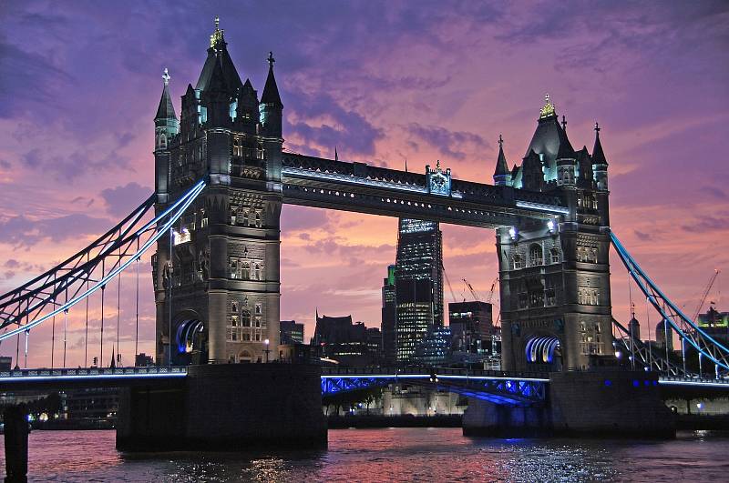 Rozmanitost a skvělá gastronomie - to jsou přednosti, které vystřelily Londýn mezi top destinace roku 2022, seznam připravil portál TripAdvisor. Na snímku náměstí Tower Bridge.
