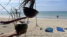 Další místní pochoutka – čerstvý kokos. Pokud po tom zatoužíte a budete ochotni si připlatit, místní vám do něj namíchají i alkohol.