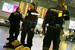Anonym vyhrožoval ruzyňskému letišti bombovým útokem. Policisté ale důkladně prohledali celé letiště a bombu nenašli.
