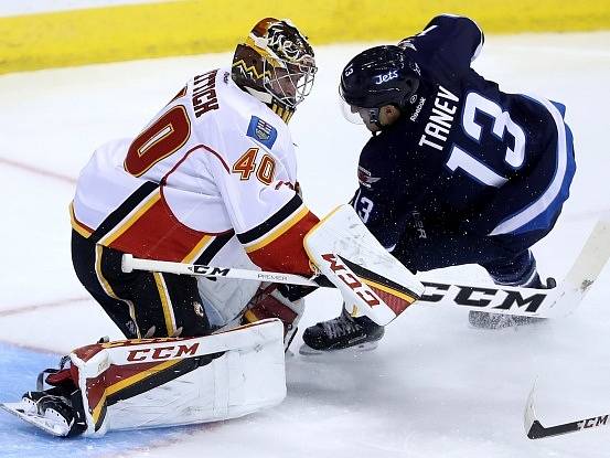 Brankář David Rittich v dresu Calgary.