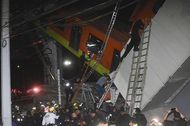 V Mexiku se zřítil nadjezd metra právě pod projíždějící soupravou