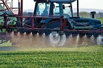 Život bez pesticidů. Tak o tom si zatím můžeme nechat jenom zdát, jak ukazují poslední zprávy ministerstev zemědělství a životního prostředí.